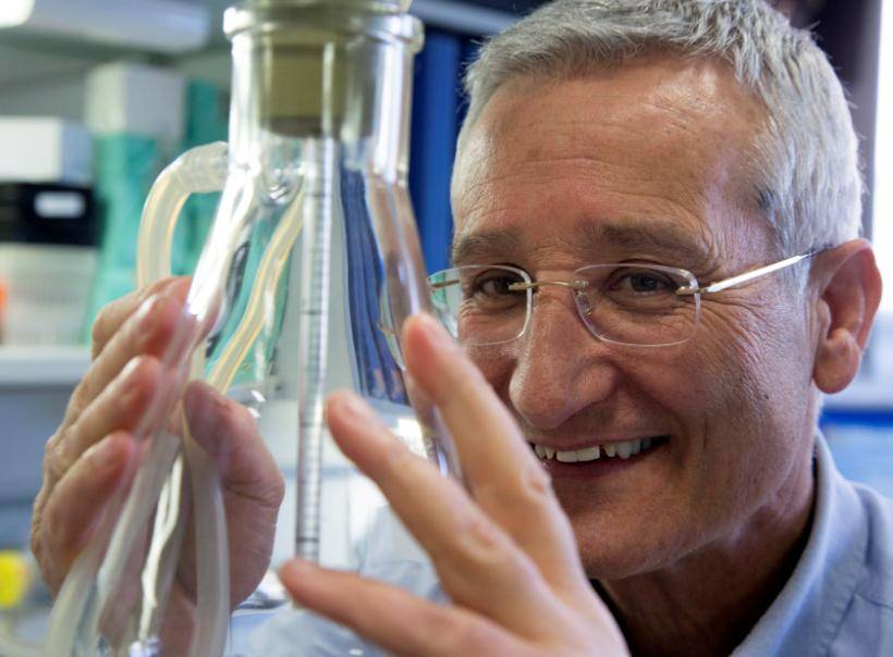 El director del Centro de Investigación del Cáncer, Eugenio Santos.