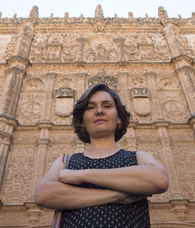 La profesora Amaya Pérez, autora del estudio sobre la armonía musical de la fachada universitaria.