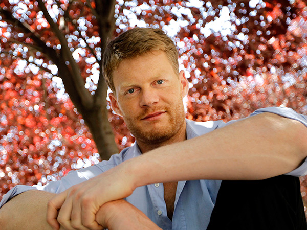 Christian Felber: «Hace falta una democracia soberana para impedir la muerte de la banca regional,cooperativa y&nbsp;ética»