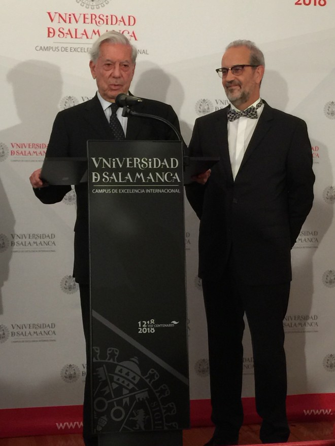 Mario Vargas Llosa, antes de ser nombrado Doctor Honoris Causa por la Universidad de Salamanca.