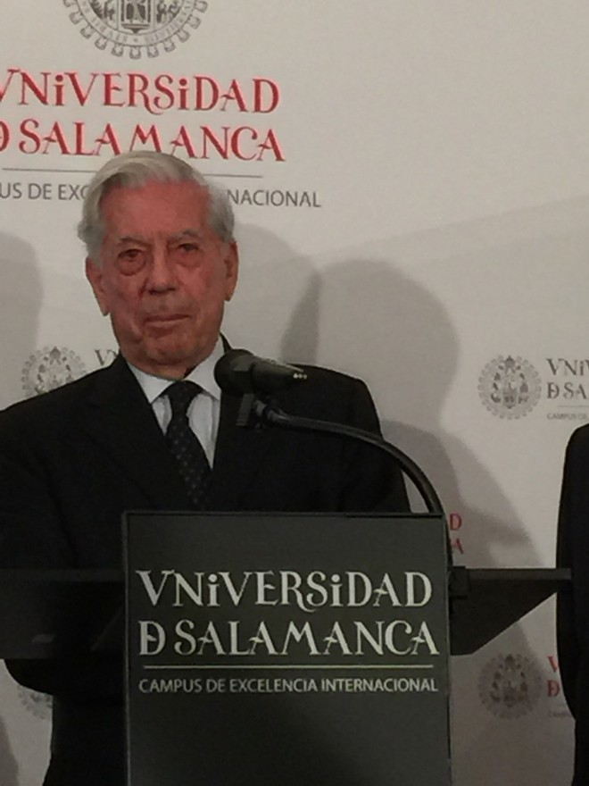 Mario Vargas Llosa, antes de ser nombrado Doctor Honoris Causa por la Universidad de Salamanca.